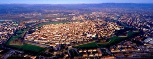 Lucca e le sue famose Mura Medioevali... Esempio di molti confini di provincia...