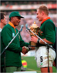 Mandela stringe la mano a François Pienaar capitano della squadra rugby del Sud Africa